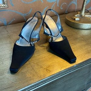 Beautiful dressy satin pointed toe with sequins strap.